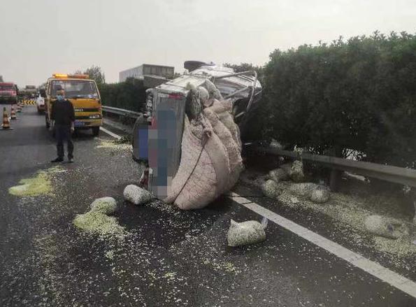 大连内涝,车辆被冲入2米深水渠的警示与反思 大连内涝,车辆被冲入2米深水渠的警示与反思