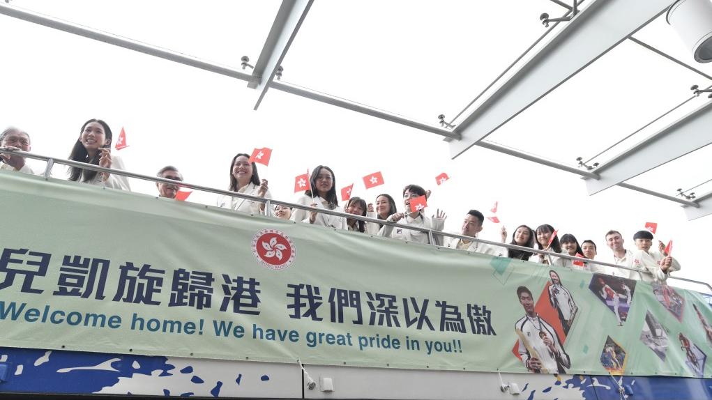 中国香港代表团奥运健儿坐巴士巡游 中国香港代表团奥运健儿坐巴士巡游